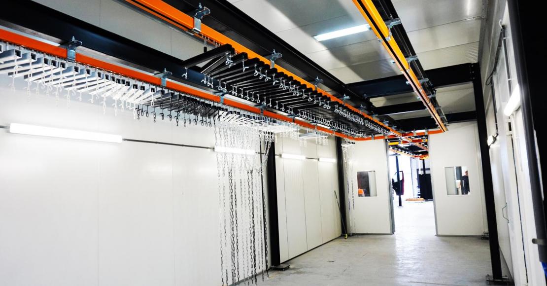 power and free, dropsecties, kettingbanen, kettingbaansysteem, monorailsysteem, GIS-takels, cleantrack, bovenloopkranen, zwenkkranen, intern transportsysteem, traversekranen, verdeelbrug, spuitrobots, peodercoatingstraat, poedercoatcabine, moffelovens, baden